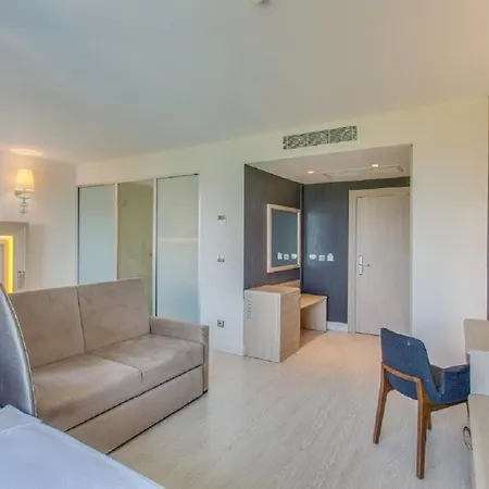 Falcon Hotel